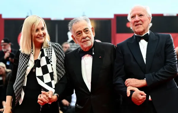 فيرنر هرتزوغ يصل مع فرانسيس فورد كوبولا إلى ليدو فينيسيا (Werner Herzog arrives with Francis Ford Coppola at Venice Lido). مصدر الصورة: Stefano RELLANDINI / AFP