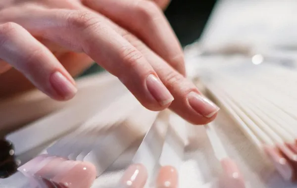 الأظافر الاصطناعية محظورة- المصدر: pexels-cottonbro
