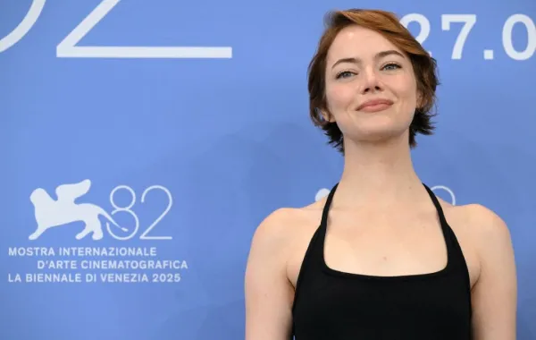ايما ستون في مهرجان فينيسيا السينمائي 2025 - Emma Stone at the 82nd International Venice Film Festival, at Venice Lido on August 28, 2025. (Photo by Stefano RELLANDINI / AFP)