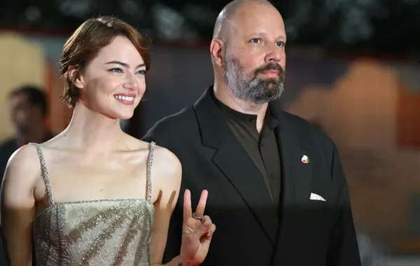 إيما ستون ويورجوس لانثيموس في البندقية ليدو (Emma Stone and Yorgos Lanthimos at Venice Lido). مصدر الصورة: Stefano RELLANDINI / AFP