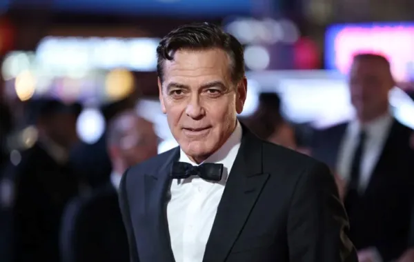 جورج كلوني في مسرح وينتر جاردن بمدينة نيويورك (George Clooney at Winter Garden Theatre in New York City). مصدر الصورة: Jamie McCarthy/Getty Images/AFP