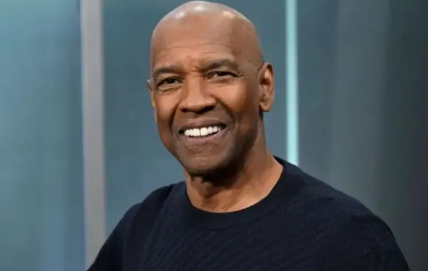 دينزل واشنطن في استوديوهات SiriusXM في مدينة نيويورك (Denzel Washington at SiriusXM Studios in New York City). مصدر الصورة: Noam Galai/Getty Images for SiriusXM/AFP