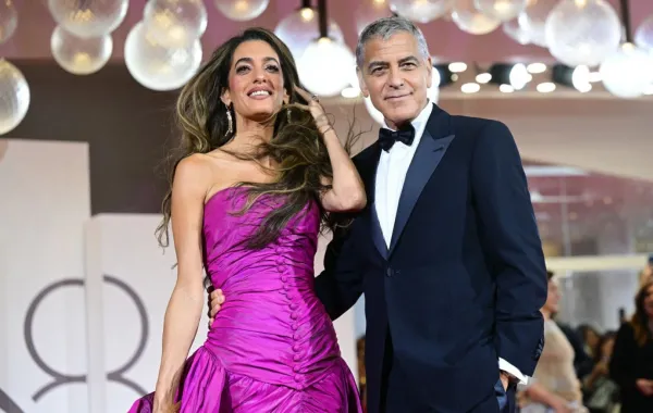 جورج كلوني وزوجته أمل كلوني في مهرجان فينيسيا السينمائي الدولي الثاني والثمانين (George Clooney and his wife Amal Clooney at the 82nd International Venice Film Festival). مصدر الصورة: Tiziana FABI / AFP