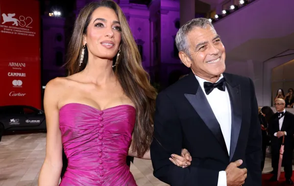 أمل كلوني وجورج كلوني خلال مهرجان فينيسيا السينمائي الدولي الثاني والثمانين في قصر السينما (Amal Clooney and George Clooney during the 82nd Venice International Film Festival at Palazzo del Cinema). مصدر الصورة:  Pascal Le Segretain/Getty Images for Lexus
