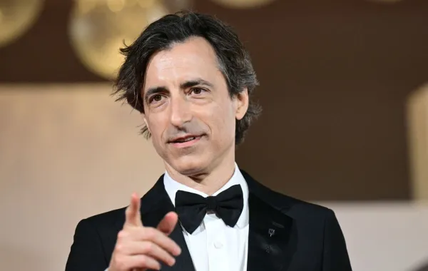 نواه باومباخ في مهرجان فينيسيا السينمائي الدولي الثاني والثمانين (Noah Baumbach at the 82nd International Venice Film Festival). مصدر الصورة: Tiziana FABI / AFP