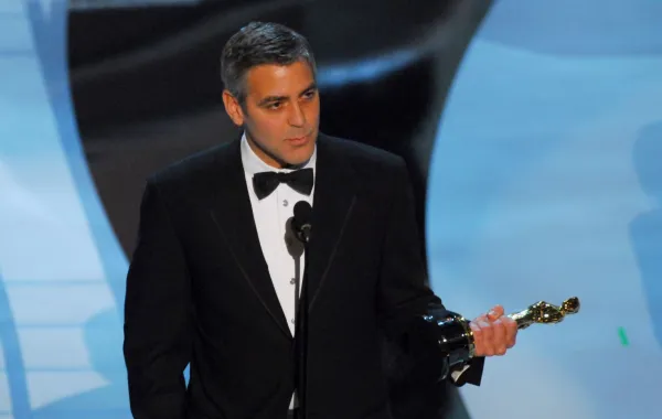 جورج كلوني في مسرح كوداك في هوليوود، كاليفورنيا (George Clooney at the Kodak Theatre in Hollywood, California). مصدر الصورة: Michael Caulfield/WireImage