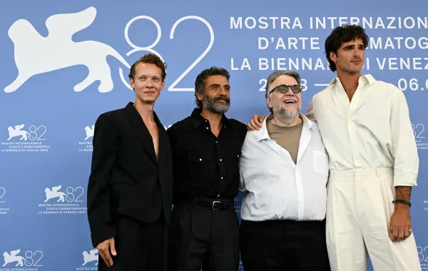 غييرمو ديل تورو من مهرجان فينيسيا السينمائي 2025 مع نجوم الفيلم– مصدر الصور STEFANO RELLANDINI / AFP