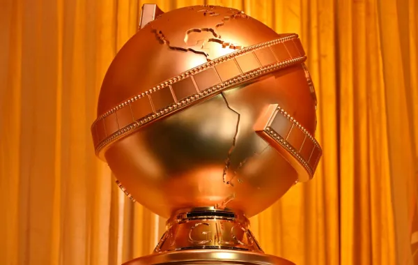 تمثال حفل توزيع جوائز الغولدن غلوب في بيفرلي هيلز، كاليفورنيا (A Golden Globes statue in Beverly Hills, California). مصدر الصورة: Robyn Beck / AFP