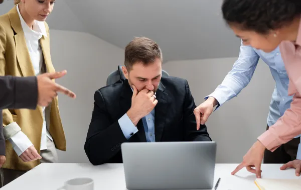 كيف تتخلص من عادة التحقق المستمر التي تسرق تركيزك وتُضعف إنتاجيتك؟