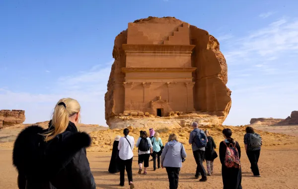 الزوار أمام مدائن صالح في العلا - الصورة من منصة الصور السعودية