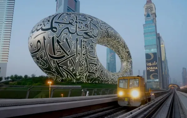 السكك الحديدية في دبي من أمام متحف المستقبل - الصورة من وكالة الأنباء الإماراتية "وام"