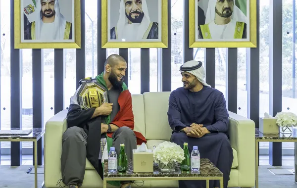 لقاء بين الشيخ زايد بن محمد بن زايد والبطل الإماراتي حمزة شيماييف - الصورة من وكالة الأنباء الإماراتية "وام"