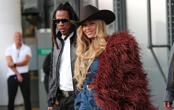 الثنائي بيونسيه Beyonce وجاي زي Jay Z خلال عرض لويس فويتون لصيف 2026- (مصدر الصورة Edward Berthelot/Getty Images)