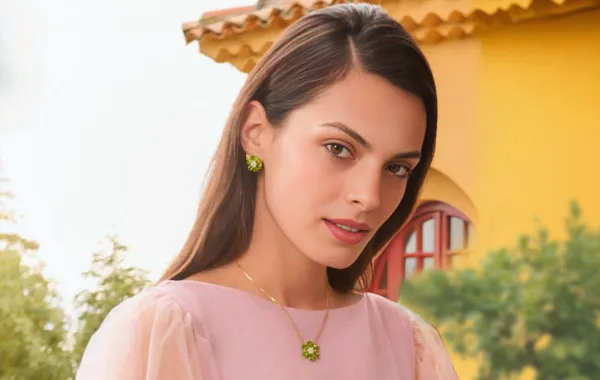 مجوهرات من مجموعة Fleurs D’hawaï من فان كليف آند آربلز Van Cleef & Arpels- الصورة من العلامة