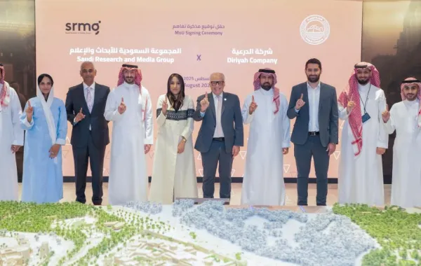جيري إنزيريلو وجمانا الراشد خلال توقيع مذكرة التفاهم