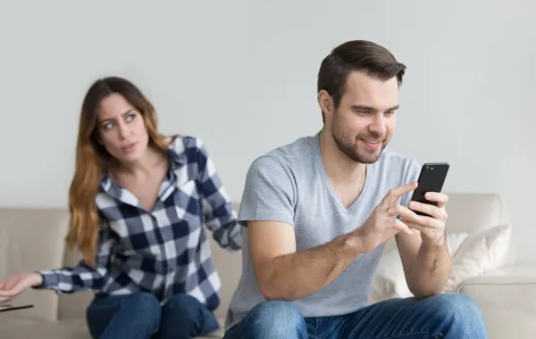 زوج يتجاهل زوجته وينشغل بهاتفه