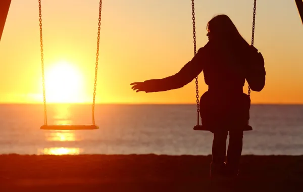 لحظات البعد غالباً ما تغلفها غصة في القلب و ألم في الروح لا يتوقف.. تعرفوا إلى أبرز العبارات التي تعكس مشاعر الشوق 