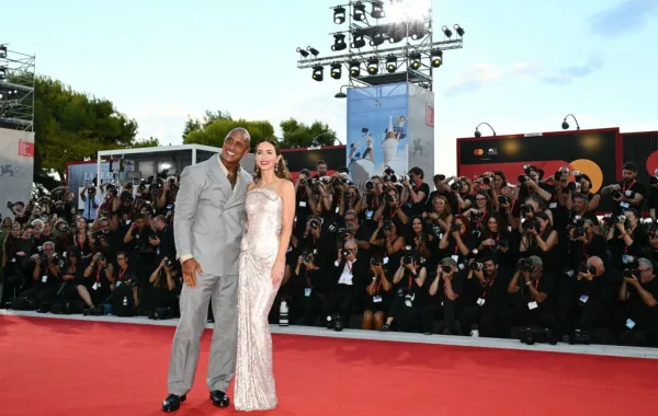 دواين جونسنون وإيميلي بلانت Dwayne Johnson and Emily Blunt، من مهرجان فينيسيا 2025. مصدر الصورة: Stefano RELLANDINI / AFP