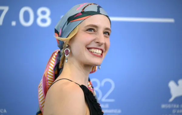 أكسسوارات شعر من مهرجان فينيسيا 2025