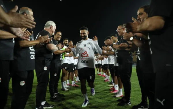 محمد صلاح يمشي عبر الممر الشرفي الذي أنشأه زملاؤه بالمنتخب المصري 