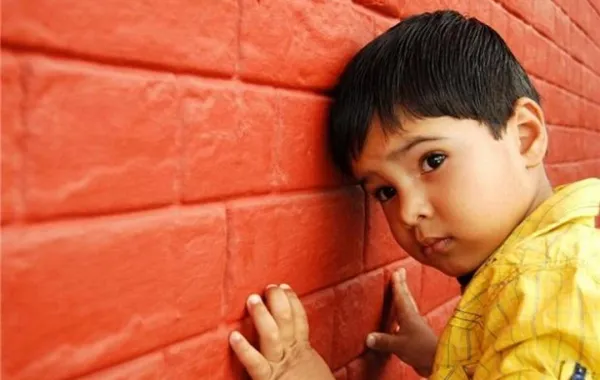 صورة لطفل تائه حزين