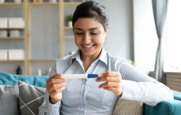 صورة لأم فرحة بنتيجة الفحص