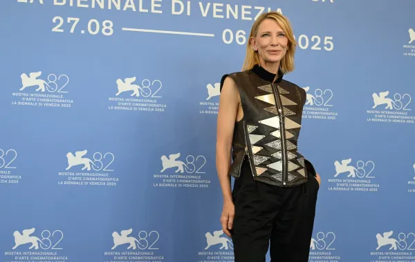 كيت بلانشيت Cate Blanchett في مهرجان فينيسيا السينمائي 2025 – مصدر الصورة (Photo by Tiziana FABI / AFP)