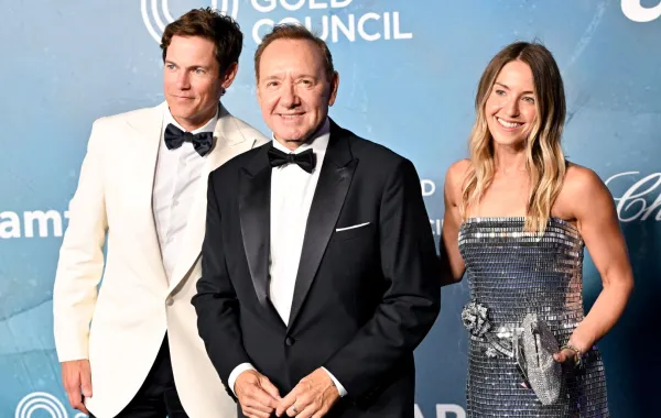 إيفان لوينشتاين، كيفن سبيسي، لوسي لوينشتاين Evan Lowenstein, Kevin Spacey, Lucie Lowenstein، حفل أمفار فينيسيا 2025. مصدر الصورة: Earl Gibson III/Deadline via Getty Images