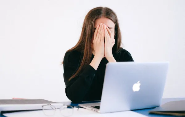 امرأة تشعر بالتوتر- المصدر: pexels-shvetsa