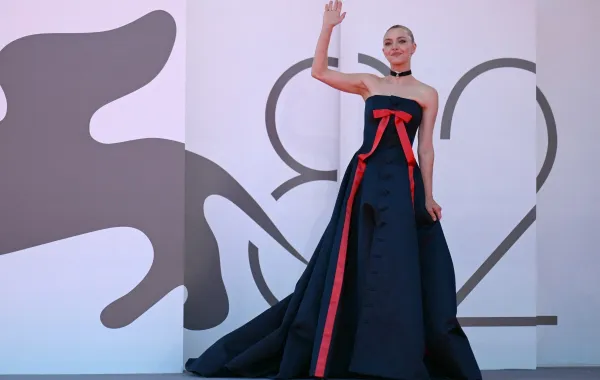 أماندا سيفرايد Amanda Seyfried في مهرجان فينيسيا السينمائي الدولي بنسخته ال82 ( Amanda Seyfried at the 82nd International Venice Film Festival). مصدر الصورة: Tiziana FABI / AFP