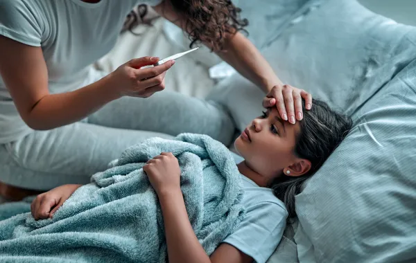الحمى المتكررة عند الأطفال  ..أسبابها وطرق علاجها