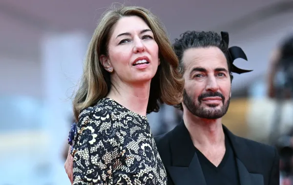 صوفيا كوبولا Sofia Coppola ومارك جاكوبس Marc Jacobs من مهرجان فينيسيا 2025 – مصدر الصورة Tiziana FABI / AFP