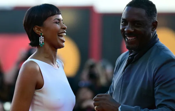 إدريس ألبا وزوجته سابرينا دوري ألبا في مهرجان البندقية السينمائي الدولي الثاني والثمانين( Idris Elba and his wife Sabrina Dhowre Alba at the 82nd Venice International Film Festival). مصدر الصورة: Tiziana FABI / AFP