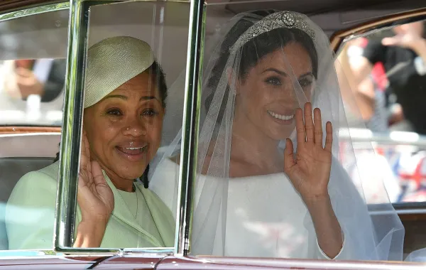 ميغان ماركل ووالدتها دوريا راغلاند (  Meghan Markle and her mother Doria Ragland). مصدر الصورة: Oli SCARFF / AFP