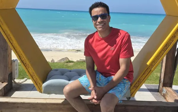 بعد تعرضه لوعكة صحية.. زوجة سامح حسين تكشف تطورات حالته