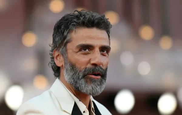 أوسكار إسحاق في مهرجان فينيسيا السينمائي الدولي بنسخته ال82 ( Oscar Isaac at the 82nd Venice International Film Festival). مصدر الصورة: Tiziana FABI / AFP