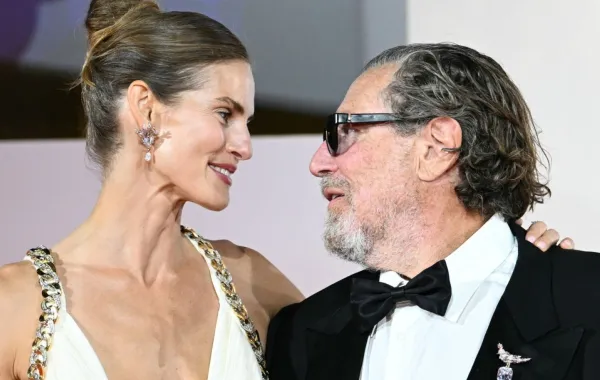 جوليان شنابل ولويز كوغلبيرغ Julian Schnabel and Louise Kugelberg، من مهرجان فينيسيا السينمائي. مصدر الصورة: Stefano RELLANDINI / AFP