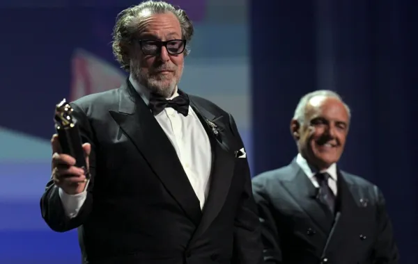 جوليان شنابل Julian Schnabel، من مهرجان فينيسيا السينمائي 2025. مصدر الصورة: Tiziana FABI / AFP