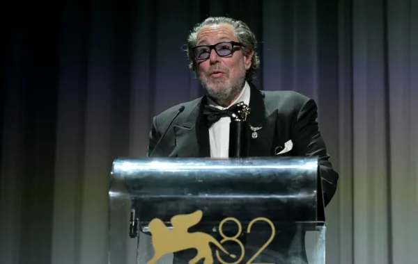 جوليان شنابل Julian Schnabel، من مهرجان فينيسيا السينمائي 2025. مصدر الصورة: Tiziana FABI / AFP