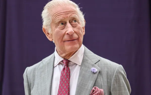 الملك تشارلز الثالث في سميثويك، بالقرب من برمنغهام، وسط إنجلترا (King Charles III in Smethwick, near Birmingham, central England). مصدر الصورة: Richard Pohle / POOL / AFP