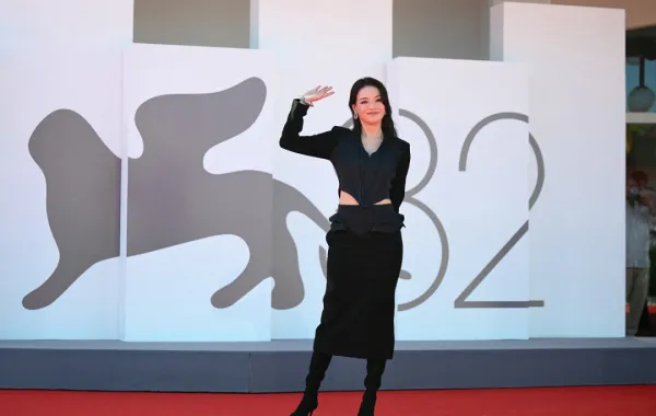 النجمة التايوانية شو كي ShuQi من مهرجان فينيسيا 2025- مصدر الصورة Tiziana FABI./AFP