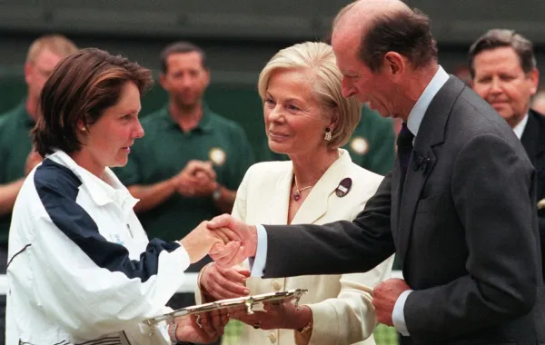 دوق إدوارد من كينت ودوقة كاثرين من كينت في بطولة ويمبلدون للتنس (Duke Edward of Kent and Duchess Katharine of Kent at the Wimbledon Tennis Championships). مصدر الصورة:  PASCAL PAVANI / AFP