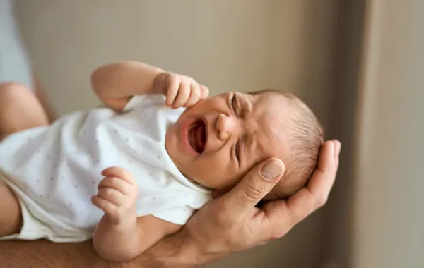 صورة مولود مصاب بالمغص