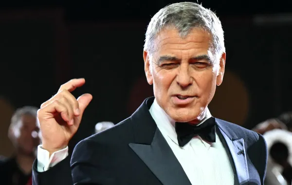 جورج كلوني بلقطة عفوية في مهرجان فينيسيا السينمائي 2025 - George Clooney at the 82nd International Venice Film Festival- مصدر الصورة Stefano RELLANDINI / AFP
