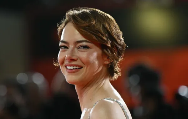 إيما ستون Emma Stone من مهرجان فينيسيا السينمائي 2025. مصدر الصورة: Stefano RELLANDINI / AFP