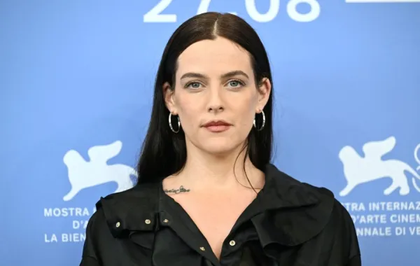 رايلي كيو من مهرجان فينيسيا السينمائي 2025  Riley Keough at the 82nd International Venice Film Festival - مصدر الصورة: (Photo by Stefano RELLANDINI / AFP)