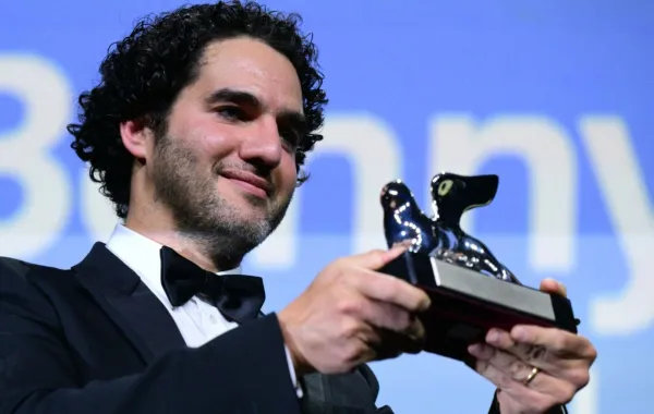 بيني سافدي Benny Safdie في حفل توزيع جوائز مهرجان فينيسيا السينمائي 2025. مصدر الصورة: Tiziana FABI / AFP