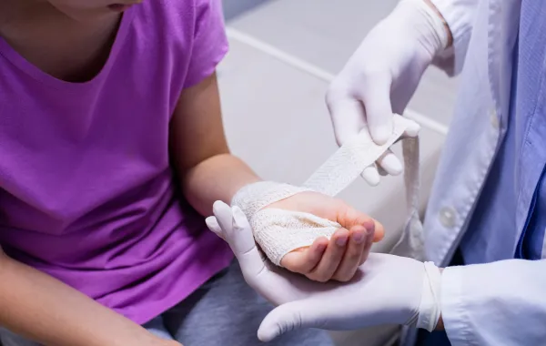 علاج حروق طفلك في المنزل.. إسعافات أولية وأخطاء تجنبيها 