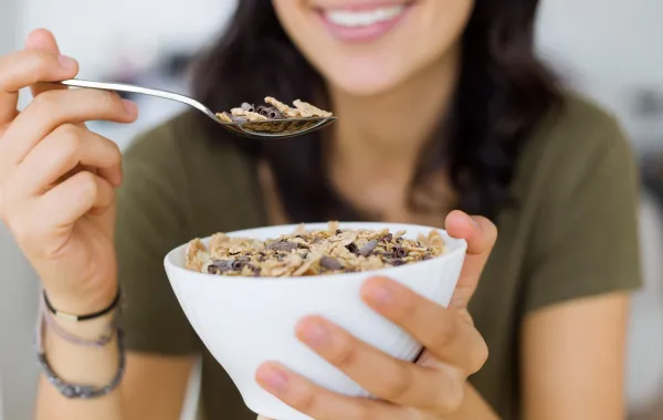 صورة لمرأة تتناول الطعام 