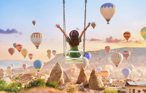 سائحة تستمتع بوقتها أثناء السفر